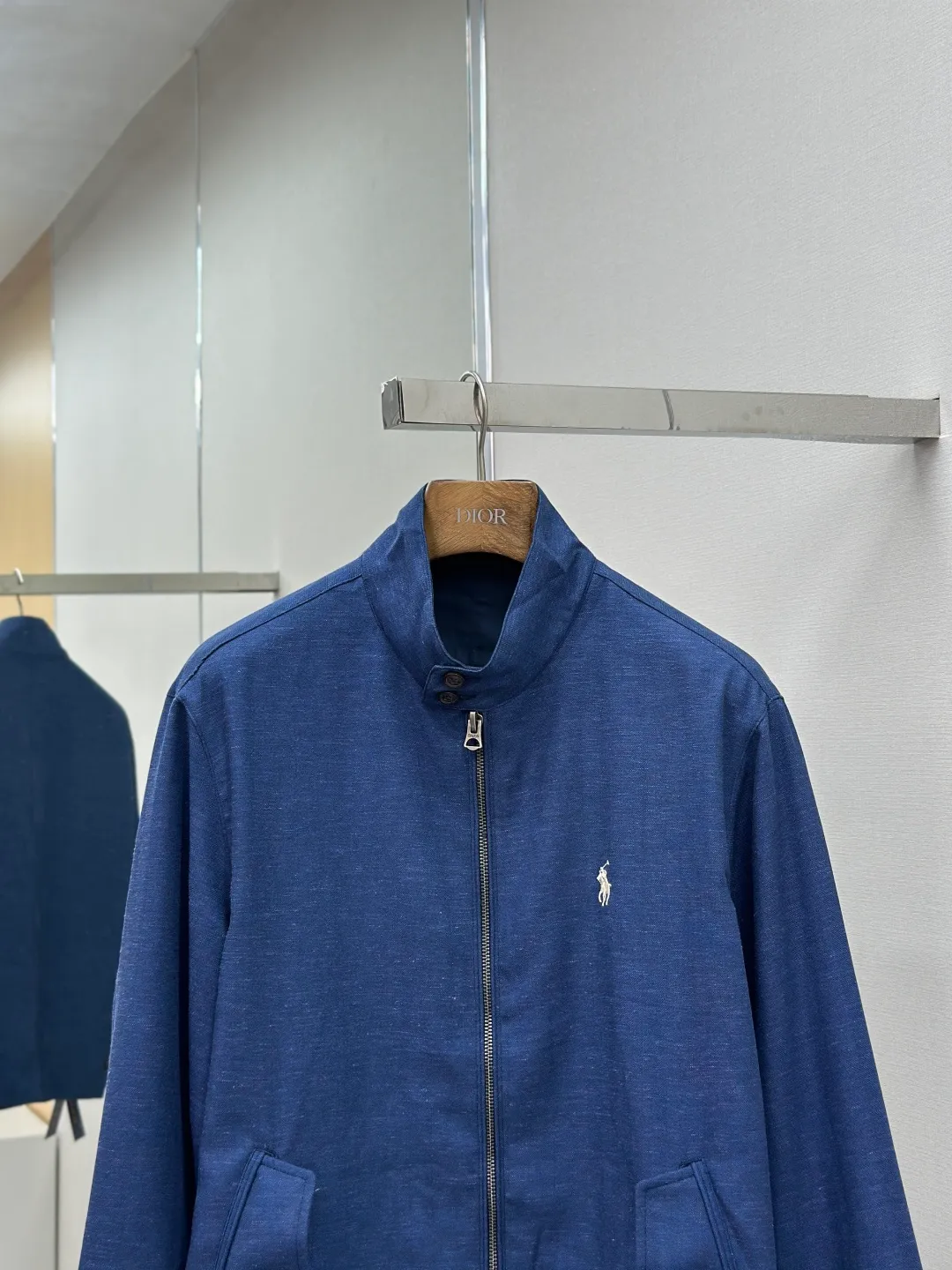 P630 Ralph Lauren logo embroidered reversible jacket. Customized matte moire taffeta and twill jacquard brocade. Light and tough, smooth drape. Comfortable and close to the skin. Quiet dark blue. Elegant style. Twin clothes. Style without boundaries. One side is decorated with twill jacquard brocade and has its own retro filter, like the pocket watch gear of an old-school gentleman. The other side is made of matte moiré taffeta, which brings a sense of relaxation. Casual and casual genes. Exquisite pony logo is embellished throughout, making it highly recognizable. The classic stand-up collar is tied with three hidden buckle tabs. Simplicity dominates complexity. The design philosophy hidden in the details. Double-sided style. One garment hides old money and relaxation. Process 1: Use imported machine embroidery technology. Use advanced computer control system and precise mechanical components to realize the iconic pony embroidery operation. High precision. The lines are smooth and delicate. Process 2: Template machine bag opening. Preset templates guide the position of opening the bag. The accuracy of the shape and size ensures the quality of the bag opening effect. Process 3: Ergonomic three-dimensional tailoring. Return to traditional craftsmanship through segmentation, folding, shrinking, and stretching techniques. The so-called slow work results in fine work, which is respect for the material and the pursuit of feel. Complex workmanship, tedious, slow timeliness, and high loss. Process 4: The fabrics have been carefully washed, and the hand feel and texture are better. Not easy to deform, not easy to shrink, not easy to fade, and maintain long-term beauty. Accessories: Customized Ralph Lauren Fruit buckle Customized Ralph Lauren zipper Customized Ralph Lauren slider Customized Ralph Lauren trademark Version: Fitted version Function: Reversible, free to match Size: S M L XL